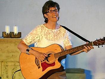 "Wohin geht die Reise?", fragt die Liedermacherin Stefanie Schwab in der Sinnzeit am 10. Juni in der Pfarrkirche Knetzgau. Foto: Christine Limmer