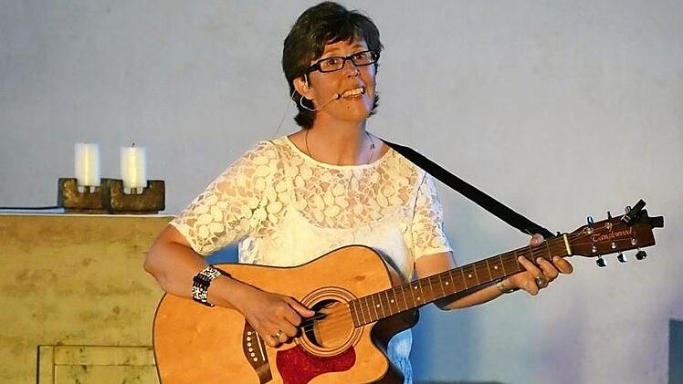 "Wohin geht die Reise?", fragt die Liedermacherin Stefanie Schwab in der Sinnzeit am 10. Juni in der Pfarrkirche Knetzgau. Foto: Christine Limmer