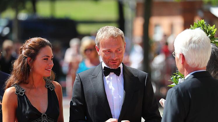 Mit Abendgarderobe laufen auch dieses Jahr die Promis wieder &uuml;ber den roten Teppich, in diesem Fall FDP-Chef Christian Lindner mit Freundin Franca Lehfeldt. Foto: Daniel Karmann/dpa