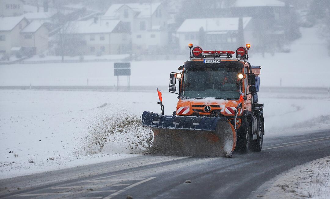 Wintereinbruch in Bayern mit zahlreichen Unfällen