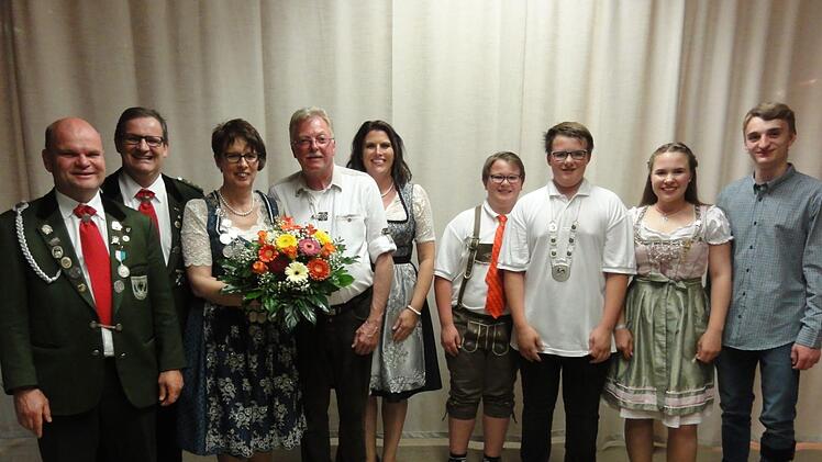Schießleiter Alexander Metz (links) Dritte Schützenmeisterin Melanie Binder (5. von links) und Christoph Metz (rechts) proklamierten das neue Königshaus ( von  links):  2. Ritter Michael Wimmel, Schützenkönigin Monika Rettinger, ihr Ehemann Klaus, 1. Jugendritter Simon Wimmel, Jugendkönig Felix Wimmel und 2. Ritterin Emma Karollus. Wolfgang Wimmel