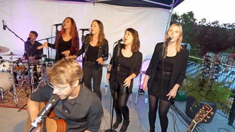 Die "Velvet Voices" bereicherten das Konzert.  Foto: Thomas Weichert