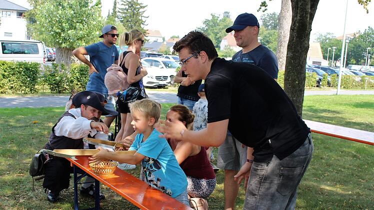 Bogenschießen bei den Musketieren im "Engelgarten": Wer hatte hier mehr Spaß - die Eltern oder die Kinder?Evi Seeger