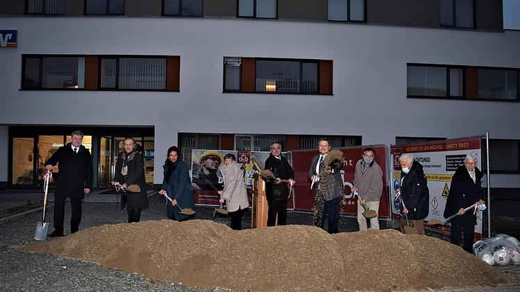 Mit dem obligatorischen Spatenstich wurde die Bauausführung der "Neuen Mitte" in Altenkunstadt offiziell in Gang gesetzt.