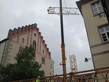 Ein Kran wächst aus dem Buttenmarkt derzeit in den Himmel. Er signalisiert den Beginn der Rohbauarbeiten am "Bürgerhaus" in Hammelburg.