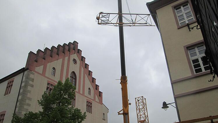 Ein Kran wächst aus dem Buttenmarkt derzeit in den Himmel. Er signalisiert den Beginn der Rohbauarbeiten am "Bürgerhaus" in Hammelburg.