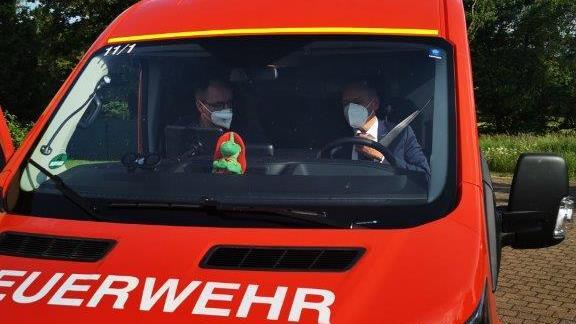 B&uuml;rgermeister Mario G&ouml;tz lie&szlig; es sich nicht nehmen, eine Runde mit dem neuen Fahrzeug zu drehen. Davor erhielt er eine kurze Einweisung.