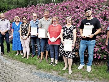 Die Preisträger des internen Wettbewerbes und die Inhaber der schönsten Einzelanwesen, die vom Landkreis Kulmbach ausgezeichnet wurden. Von links das jüngste Mitglied im Gartenbauverein, Felix Müller, Bürgermeister Jochen Trier und Vorsitzende Stefanie Schmidt und rechts Kreisvorsitzender Günter Reif