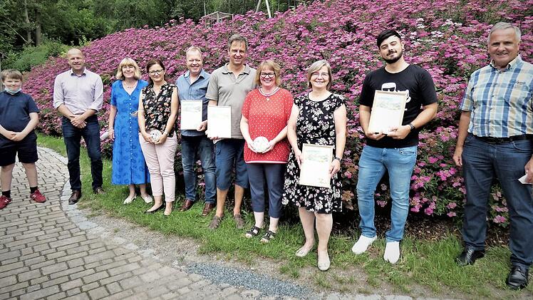 Die Preisträger des internen Wettbewerbes und die Inhaber der schönsten Einzelanwesen, die vom Landkreis Kulmbach ausgezeichnet wurden. Von links das jüngste Mitglied im Gartenbauverein, Felix Müller, Bürgermeister Jochen Trier und Vorsitzende Stefanie Schmidt und rechts Kreisvorsitzender Günter Reif