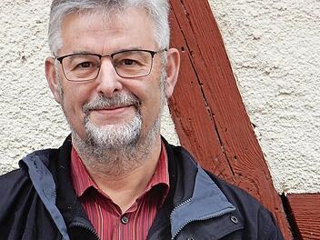 Karl Körber mit seinem ersten gedruckten Werk, der Ortschronik von Bieberbach