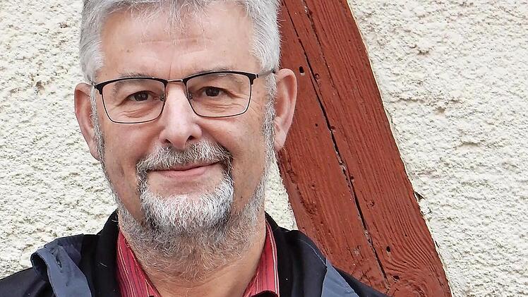 Karl Körber mit seinem ersten gedruckten Werk, der Ortschronik von Bieberbach