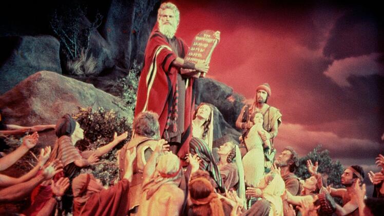 Charlton Heston als Moses in einer der Schl&uuml;sselszenen von "Die Zehn Gebote": Auf dem Berg Sinai schlie&szlig;t er mit Gott den Bund durch den Empfang der Zehn Gebote.