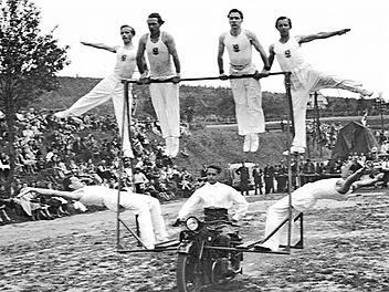 Akrobatik im Bahndammstadion. Beim ADAC-Motorsportfest 1950 zeigten die TV-Turner Bruno Müller, Traugott Kuhmann, Anton Meißner, Josef Gockler (oben) Rudi Eichler und Josef Schmitt einem begeisterten Publikum gewagte Reckübungen auf einem fahrenden Motorrad. Die 750er BMW steuerte Karl Dürrnagel. Der Pfarrweisacher war deutscher Heeresmeister im Motorradfahren. Fotos: Archiv