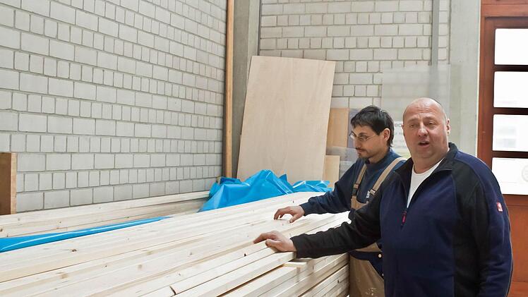 Werkstattleiter Thomas Müller (rechts) und Schreiner Nico Röder im Materiallager.