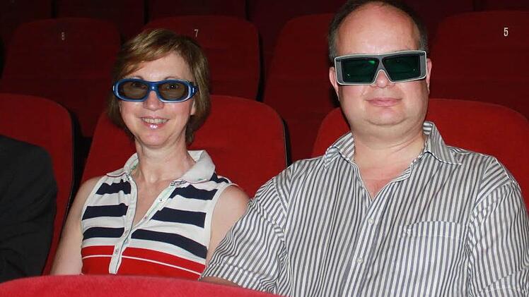 Haben den Durchblick, was Kinotechnik betrifft: Brigitte Grober (mit der neuen 3D-Brille) und Stefan Grober (mit der veralteten)  Fotos: Sabine Herteux