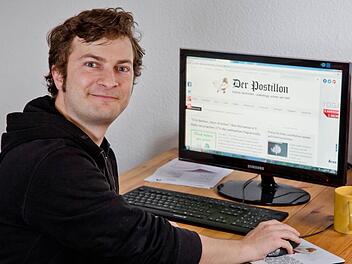 Stefan Sichermann, Gründer der Internet-Satire-Tageszeitung "Postillon" hat es wieder geschafft: Mit der Behauptung, er habe den möglichen Wechsel von Ronald Pofalla zur Bahn als Erster gemeldet, hat der Satiriker viele Internetnutzer an der Nase herumgeführt. Foto: Daniel Karmann/dpa