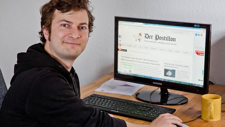 Stefan Sichermann, Gründer der Internet-Satire-Tageszeitung "Postillon" hat es wieder geschafft: Mit der Behauptung, er habe den möglichen Wechsel von Ronald Pofalla zur Bahn als Erster gemeldet, hat der Satiriker viele Internetnutzer an der Nase herumgeführt. Foto: Daniel Karmann/dpa