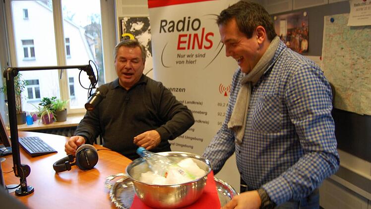 Thomas Auer (rechts) von Radio Eins serviert das eisgekühlte Wasser.  Fotos: Oliver Schmidt