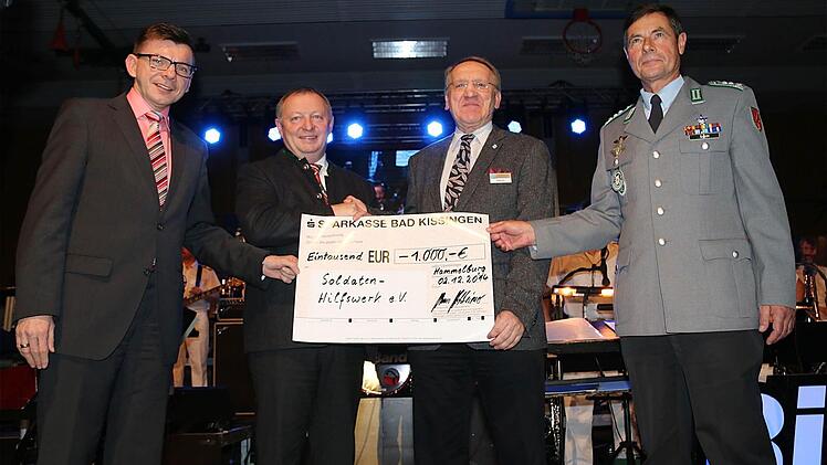 Die Erlöse aus dem Benefizkonzert kamen dem Soldatenhilfswerk der Bundeswehr und dem Hammelburger Pilotprojekt "Wir musizieren" (WIM) zugute. (V.l.): Die Schirmherren Bürgermeister Armin Warmuth (CSU), Landrat Thomas Bold (CSU), Oberstleutnant a. D. Hans-Michael Ketterle (Geschäftsführer des Soldatenhilfswerks) und Oberst Hans Sahm (Infanterieschule)..  Foto: Gerd Schaar