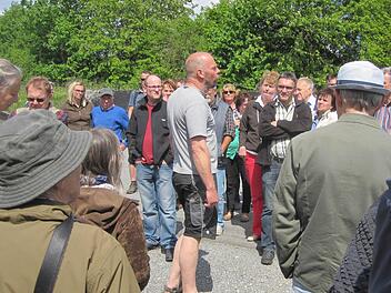 Landwirt Ludwig Weber (vorne) erklärte die biologisch-dynamischen Grundsätze. Zu Gast bei ihm auf dem "Steffeshof" war der Bund Naturschutz mit seinem Thema "Alternative Landwirtschaft". Foto: Oswald Türbl