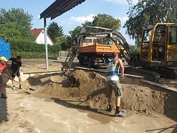 Auf dem Freispielgelände der Kindertagesstätte Rottershausen wurde der Sand im großen Spielkasten ausgetauscht. Unser Foto zeigt (von links) die Helfer Thomas Schmitt, Thorsten Seufert und Markus Seufert sowie Mario Parente auf dem Bagger.  Fotos: Stefan Geiger