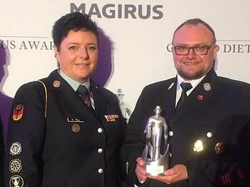 Kerstin May und Markus Hannweber sind stolz auf den Feuerwehr-Oscar.  Foto: Lisa Hüttner