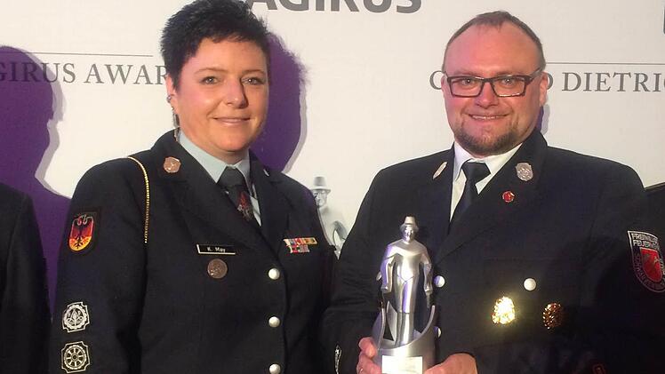 Kerstin May und Markus Hannweber sind stolz auf den Feuerwehr-Oscar.  Foto: Lisa Hüttner