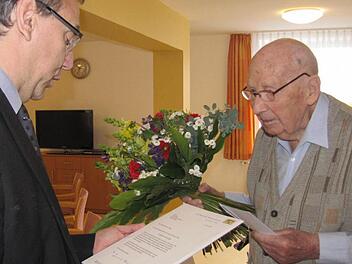 Karl Meier ist der älteste Bewohner des Ernst-Faber-Hauses. Er wurde am Sonntag 100 Jahre alt. Bürgermeister Thomas Nowak gratulierte im Namen der Stadt. Foto: Martin Koch
