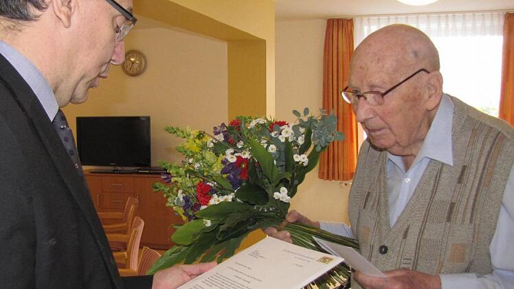 Karl Meier ist der älteste Bewohner des Ernst-Faber-Hauses. Er wurde am Sonntag 100 Jahre alt. Bürgermeister Thomas Nowak gratulierte im Namen der Stadt. Foto: Martin Koch