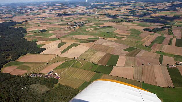 Mit dem Flugzeug unterwegs über Herbartsdorf (unten links zu erkennen): Hier, zwischen Neida (oben) und parallel zur Staatsstraße soll ein neuer Flugplatz entstehen. Das Projekt verzögert sich aber und ist höchst umstritten, nicht nur im Finanzsenat. Foto: Christoph Winter