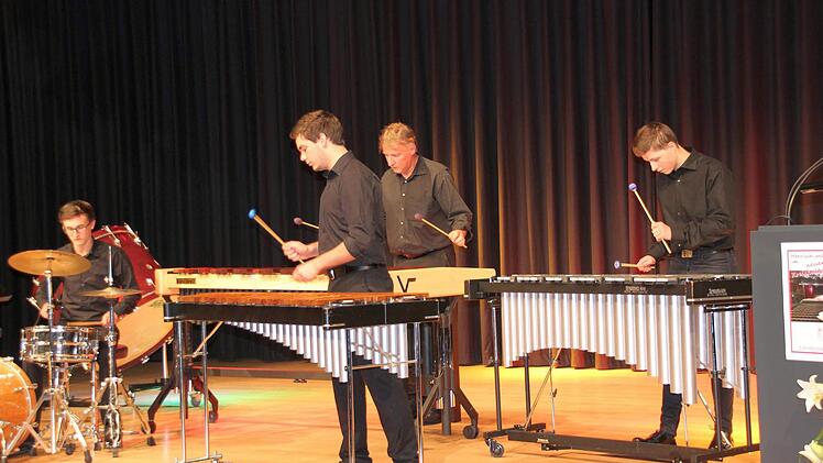 Ein Percussion-Ensemble der Berufsfachschule für Musik unter Leitung von Günther Peppel (2. v.r.) umrahmte die Feier musikalisch.  Foto: Friedwald Schedel