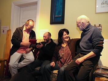 Rainer Mößner (links) übergibt die Spende an Charlie Friedel. Anja Heide bedankt sich bei Jens Müller-Rastede.  Foto: Thomas Malz