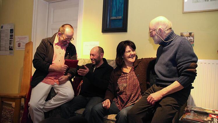 Rainer Mößner (links) übergibt die Spende an Charlie Friedel. Anja Heide bedankt sich bei Jens Müller-Rastede.  Foto: Thomas Malz