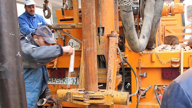 Wie hier bei Probebohrungen in der Kissinger Fu&szlig;g&auml;ngerzone wurde 2016 viel gebaut. Doch dem Bausektor geht es wie vielen anderen Bereichen: Es fehlen die ausgebildeten Fachkr&auml;fte. Foto: Julia Albert/Archiv
