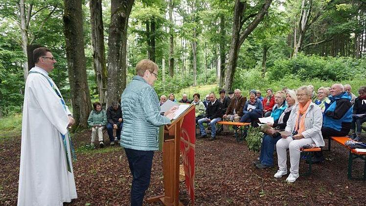 Jede Person ist unverwechselbar und einmalig, das stellte Diakon Wolfgang Dömling bei einem Experiment in dem Wortgottesdienst anlässlich zehn Jahre Franziskusweg unter Beweis. Foto: Marion Eckert