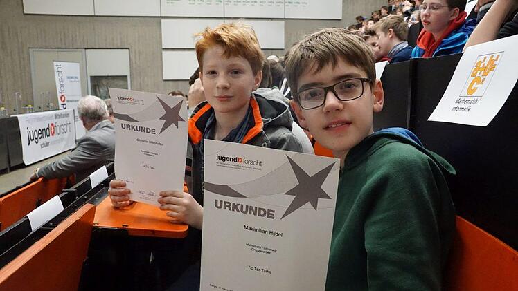 So sehen Regionalsieger in der Kategorie "Mathe - Informatik" aus: Christian Wershofen (li) und Maximilian Hildel (re) erhielten au&szlig;erdem den "plus - MINT- Sonderpreis f&uuml;r interdisziplin&auml;re Projekte" f&uuml;r ihren "Tic Tac T&uuml;rken".Pascale Ferry