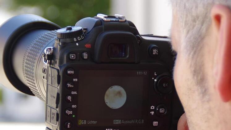 Vom Mond fasziniert: Neben dem Sonnenauf- und untergang fotografiert Stefan Weiss am liebsten den Mond. Bei Vollmond kann er nicht schlafen, stattdessen fotografiert er  in dieser Zeit  gerne den stillen Beobachter der Erde am Himmel.Marco Mei&szlig;ner