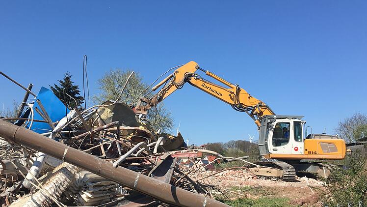 In Haard wird das ehemalige Lehrerwohnhaus abgerissen. Hier sollen g&uuml;nstige Mietwohnungen gebaut werden. Foto: Kerstin V&auml;th