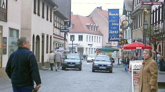 2006 fuhren noch Autos durch die &ouml;stliche Hauptstra&szlig;e. Das hatte dann ein Ende, hier wurde eine Fu&szlig;g&auml;ngerzone eingerichtet. Warum sollte man diese nicht gro&szlig;fl&auml;chig erweitern, fragte k&uuml;rzlich der Gr&uuml;ne Georgios Halkias in die Runde. Und bekam eine Menge Antworten.  Foto: Archiv