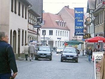 2006 fuhren noch Autos durch die östliche Hauptstraße. Das hatte dann ein Ende, hier wurde eine Fußgängerzone eingerichtet. Warum sollte man diese nicht großflächig erweitern, fragte kürzlich der Grüne Georgios Halkias in die Runde. Und bekam eine Menge Antworten.  Foto: Archiv