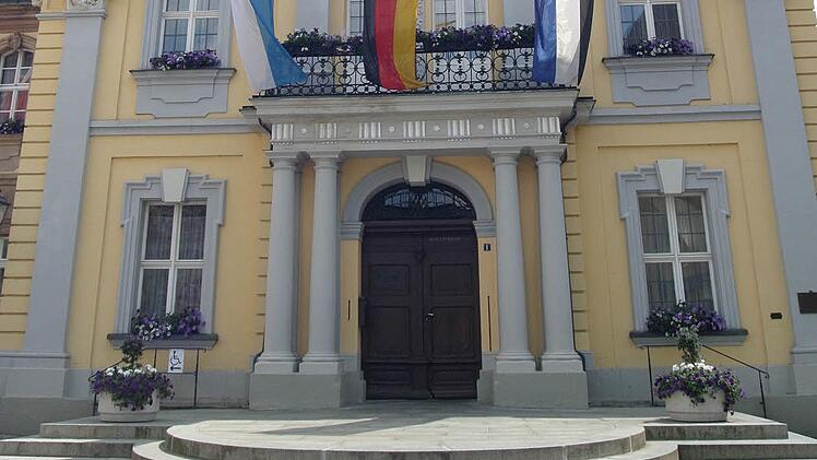 Das Kulmbacher Rathaus - dort fragen Prüfer aktuell danach, wofür Ausgaben verwendet wurden. Foto: Archiv