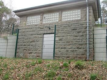 Am Hochbehälter müssen die Glasbausteine auswechselt werden. Statt ihrer erhält der Bau Kunststofffenster mit Ornamentglas und UV-Schutz-Folie.