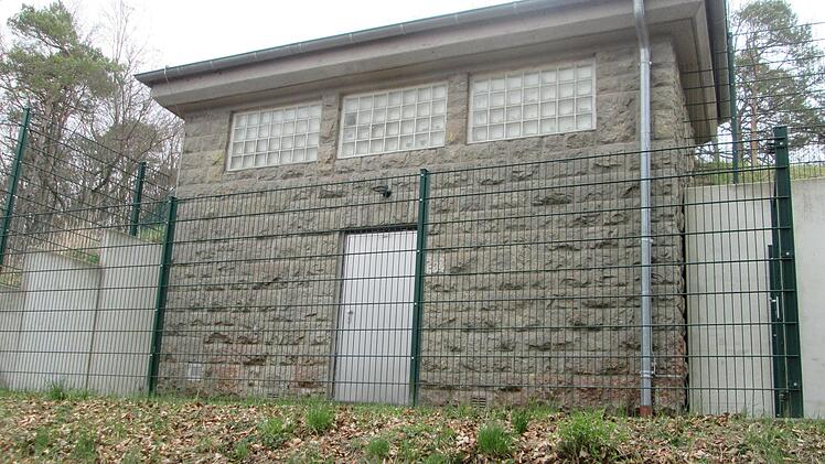 Am Hochbehälter müssen die Glasbausteine auswechselt werden. Statt ihrer erhält der Bau Kunststofffenster mit Ornamentglas und UV-Schutz-Folie.