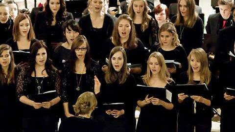 Der Oberstufenchor des Gymnasiums Albertinum unter Leitung von Claudia Habram bereicherte das Konzert mit seinem Auftritt.