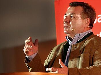 Plauderte über zwei Stunden aus dem Nähkästchen: Waldemar Hartmann (65). Der Kult-Moderator begeisterte dabei sein Publikum im Saal von Sankt Augustin in Coburg. Foto: Timo Geldner