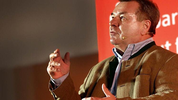 Plauderte über zwei Stunden aus dem Nähkästchen: Waldemar Hartmann (65). Der Kult-Moderator begeisterte dabei sein Publikum im Saal von Sankt Augustin in Coburg. Foto: Timo Geldner