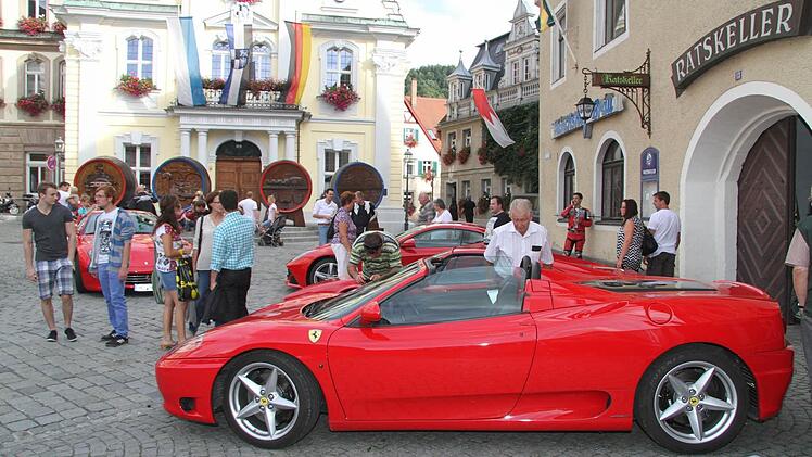 Die prächtigen roten Gefährte waren eine Augenweide.