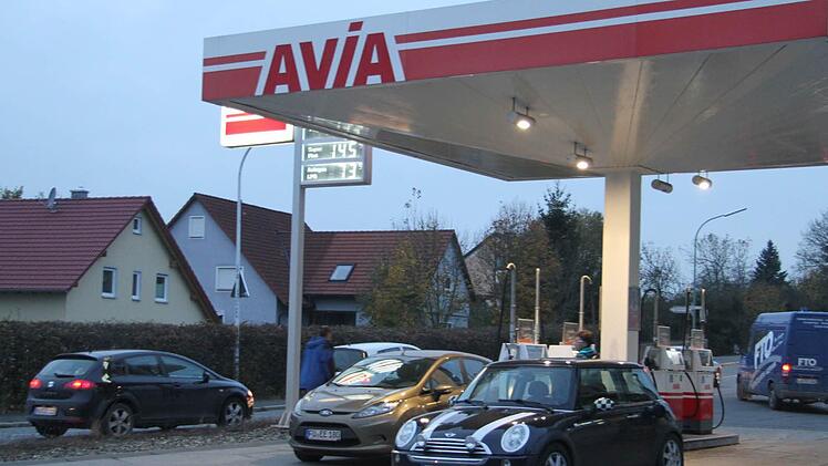 Kein Halloween-Scherz, sondern bittere Wahrheit: Kaum hatte Helga Reinsch die Schilder "Tankstelle vorübergehend geschlossen" an die Straße gestellt, begann der Ausverkauf. Diesel war schnell leer, Super auch - dann gab's Super Plus zum Preis von normalem Super. Denn die Tanks müssen leer sein. Foto: Sonja Adam