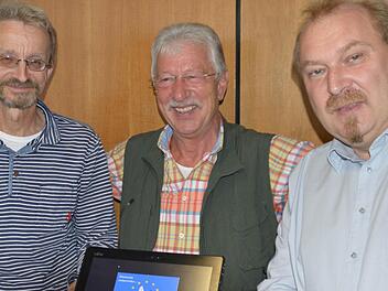 Wolfram Salzer, Heinrich Luthardt und Bernd Gärtner sind Mitglieder des Neustadter Stadtrats. Die drei SPD-Politiker hatten die Idee zur Aktion Flüchtlingspaten. Foto: Manja von Nida