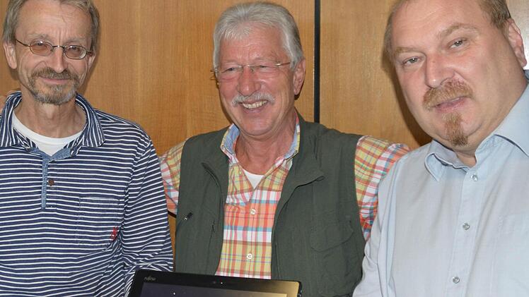 Wolfram Salzer, Heinrich Luthardt und Bernd Gärtner sind Mitglieder des Neustadter Stadtrats. Die drei SPD-Politiker hatten die Idee zur Aktion Flüchtlingspaten. Foto: Manja von Nida